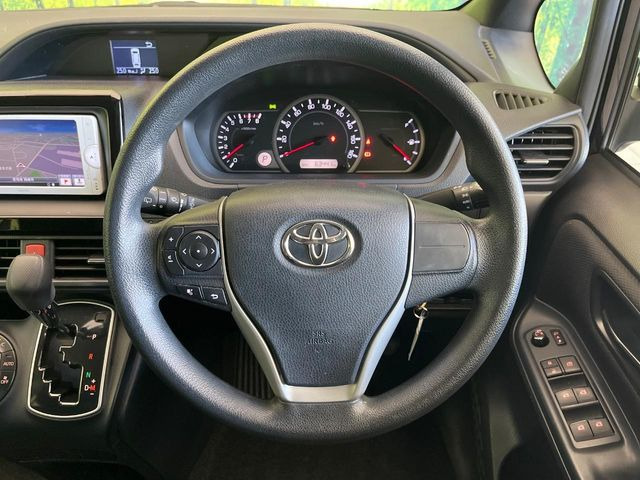 インテリアに合わせたデザインのステアリングは、運転される方のことも考え、運転しやすい形状、大きさです。是非一度、実際に触ってお確かめください。