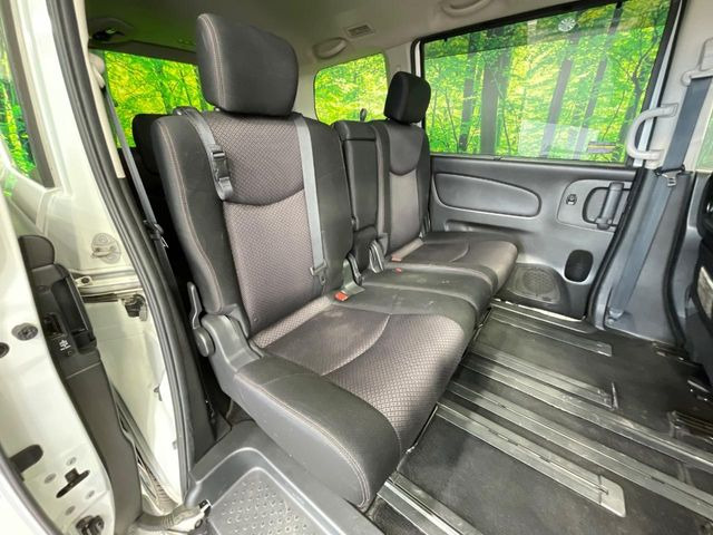 �Z�J���h�V�[�g�͒������������ƂȂ��Ă���A�X���C�h����ΒʘH�X�y�[�X���o��!�O��̈ړ����Ƃ��Ă��ȒP�ł�