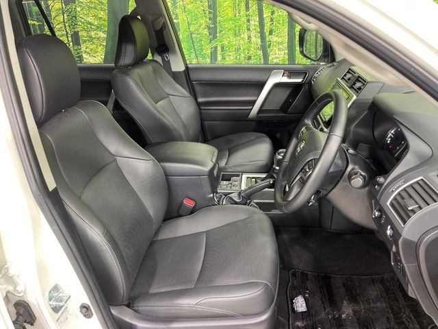 【黒革シート】上質な本革を使用し、高級感あふれる黒革シート。常に体に触れる部分だから、座り心地の良さにはこだわりたいですね♪汚れの付着や劣化を抑制する内装コーティング施工もおススメですよ♪