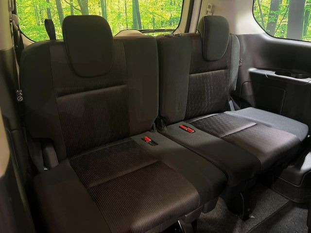 3列目シートはもちろん状態良好☆大人でもゆったりと座って頂けますので、大人数でのお出かけもラクラクです♪ご家族で、気の知れた仲間で、ドライブに行くのが楽しみですね♪