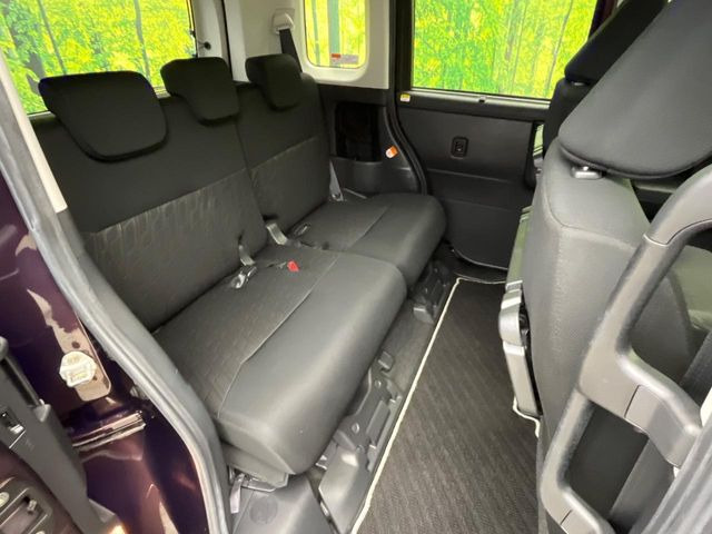 後部座席も気になるようなキズ・汚れやへたり等、大きなダメージはなく、良好な状態です。