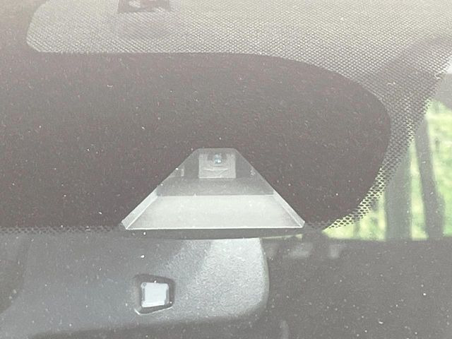 【エマージェンシーブレーキ】走行中に前方の車両等を認識し、衝突しそうな時は警報とブレーキで衝突回避と被害軽減をアシスト。より安全にドライブをお楽しみいただけます。