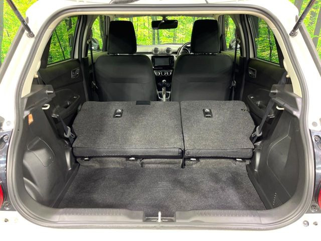 ���i�̂���������ʋ΁A���}���ɏ\���ȉ׎��X�y�[�X���m�ۂ��Ă���܂��B�Z�J���h�V�[�g��|���ƁA�傫�ȉו��̐ύڂ��\�ł���