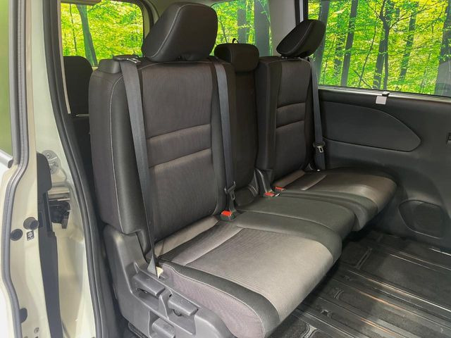 後部座席も気になるようなキズ・汚れやへたり等、大きなダメージはなく、良好な状態です。