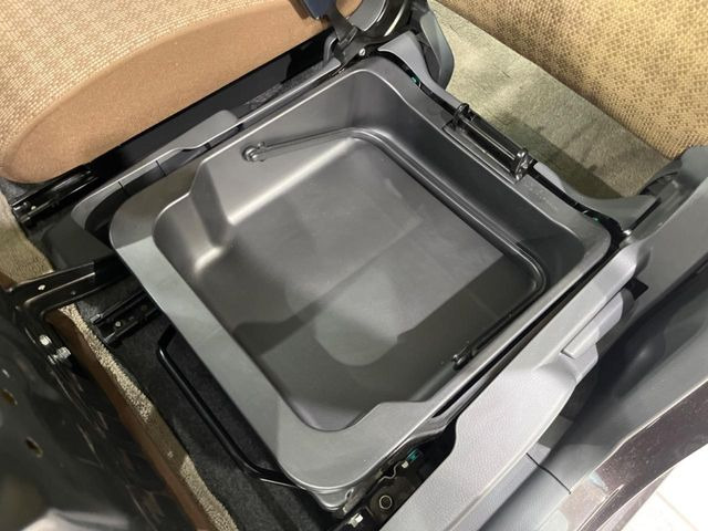 �y�V�[�g�A���_�[�{�b�N�X�z�V�[�g�̉��ɑ�e�ʂ̎��[�X�y�[�X��������Ă���A�C���ԃO�b�Y�ȂǁA�O���猩��ꂽ���Ȃ����̂�����������[�ł��ĕ֗�!