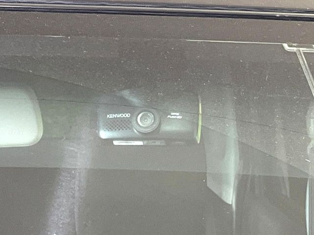 【ドライブレコーダー】安心・安全なカーライフに必須のドライブレコーダーを装備!走行中はもちろん、あおり運転や事故に遭遇した際の状況も映像で記録し、万一のリスクに備えます。