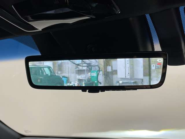 ドラレコ付きの社外品を取り付けることも可能です!最近はやりのデジタルルームミラーも気になる方は是非一度ご相談を!!