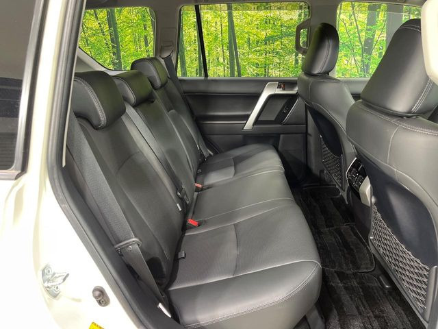 後部座席も気になるようなキズ・汚れやへたり等、大きなダメージはなく、良好な状態です。