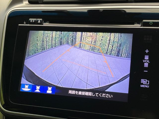 【バックカメラ】駐車時に後方がリアルタイム映像で確認できます。大型商業施設や立体駐車場での駐車時や、夜間のバック時に大活躍!運転スキルに関わらず、今や必須となった装備のひとつです!