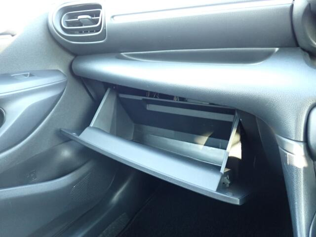 収納たっぷりグローブボックス。