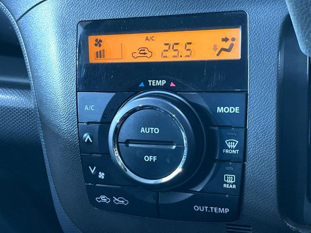 【オートエアコン】一度お好みの温度に設定すれば、車内の温度を検知し風量や温度を自動で調整。暑い…寒い…と何度もスイッチ操作をする必要はありません。快適な車内空間には必須の機能ですね♪