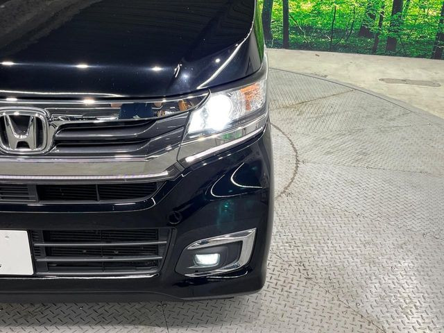 【HIDヘッドライト】非常に明るく前方を照らしてくれるので、悪天候や夜間の走行時も視界良好で安心してお乗りいただけます。