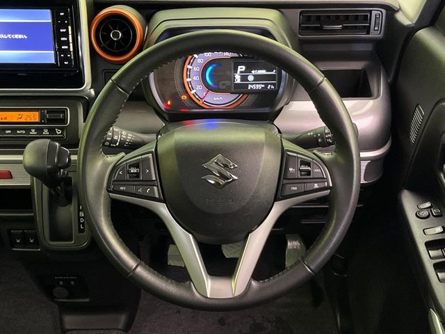 �C���e���A�ɍ��킹���f�U�C���̃X�e�A�����O�́A�^�]�������̂��Ƃ��l���A�^�]���₷���`��A�傫���ł��B�����x�A���ۂɐG���Ă��m���߂��������B