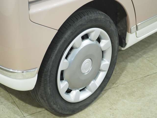 タイヤのホイールの細かいところまでキレイいにしてからお渡しします!