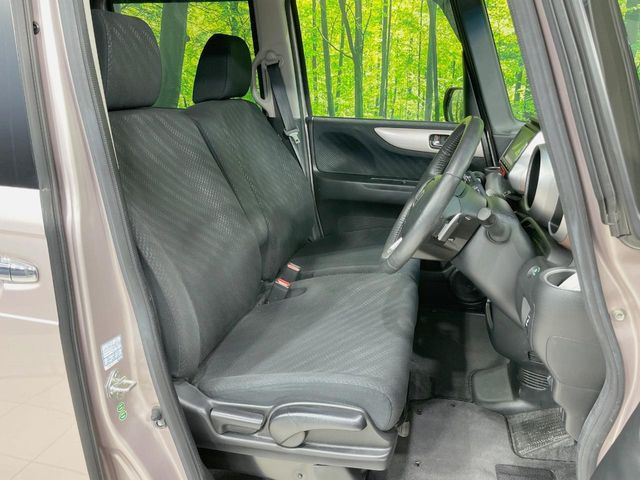 運転席シート廻りは使用感も少なく、良好な状態となっています。丁寧に使われていたことがよくわかりますね。