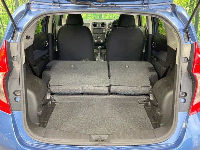 後席を格納すると、これだけの広さが!シーンに合わせたシートアレンジで、大きな荷物も積むことが出来ます♪