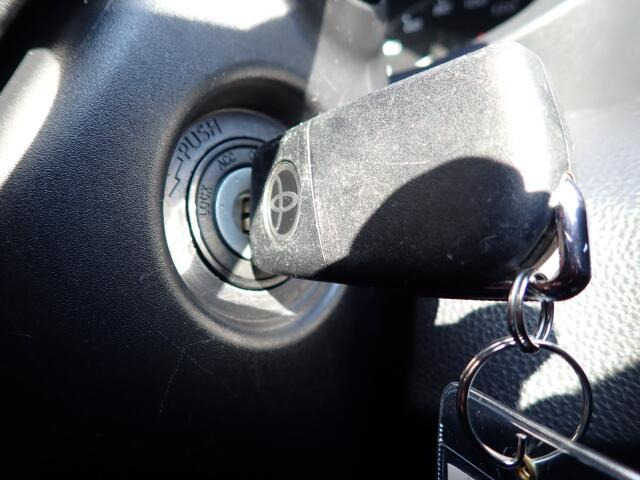 エンジン始動は、キーを差し込むタイプです。