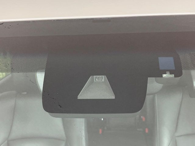 【トヨタセーフティセンス】走行中に前方の車両等を認識し、衝突しそうな時は警報とブレーキで衝突回避と被害軽減をアシスト。より安全にドライブをお楽しみいただけます。
