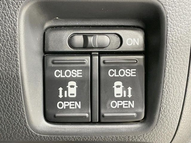 【両側パワースライドドア】スマートキーや運転席のスイッチで後席両側スライドドアの開閉が可能♪電動だから力を入れてドアを開ける必要が無く、小さなお子様でも簡単に開け閉めでき快適です♪