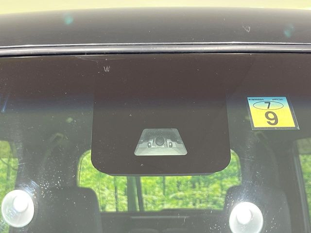 【スマートアシスト2】走行中に前方の車両等を認識し、衝突しそうな時は警報とブレーキで衝突回避と被害軽減をアシスト。より安全にドライブをお楽しみいただけます。