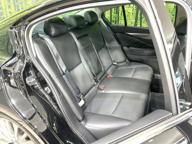 後部座席も気になるようなキズ・汚れやへたり等、大きなダメージはなく、良好な状態です。