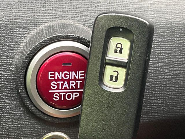 �yHonda�X�}�[�g�L�[�z�J�o����|�P�b�g�ɓ��ꂽ�܂܂ł��h�A�̎{���E�������\�ȃX�}�[�g�L�[�𑕔��B�G���W���̃I���E�I�t�����J�M�����o���K�v����������Ƃ��Ă��֗��ł���