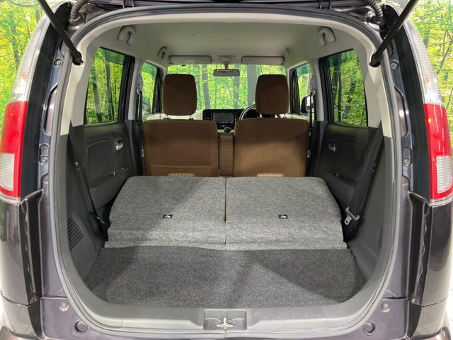 ���i�̂���������ʋ΁A���}���ɏ\���ȉ׎��X�y�[�X���m�ۂ��Ă���܂��B�Z�J���h�V�[�g��|���ƁA�傫�ȉו��̐ύڂ��\�ł���