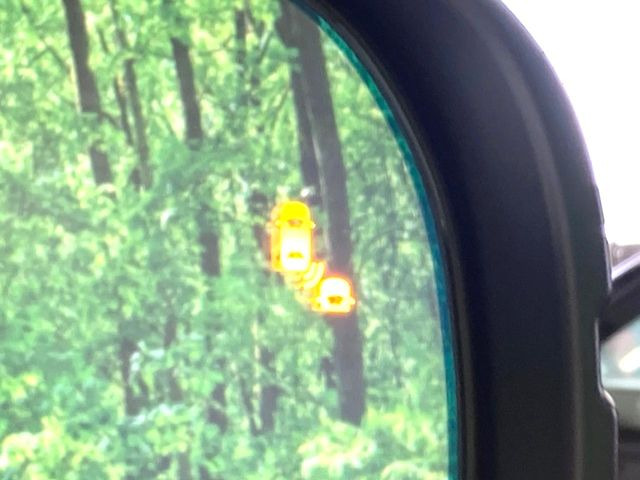 【ブラインドスポットインフォメーション】走行中、ドアミラーの死角になりやすい箇所に後続車が接近するとサイドミラー付近に警告を表示、ドライバーに注意喚起をしてくれます。