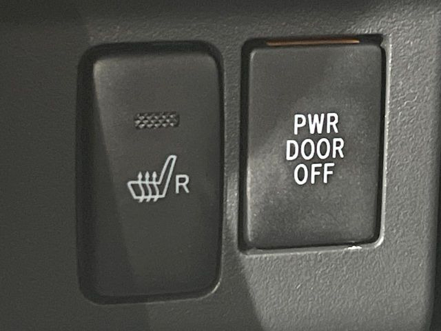 【シートヒーター】寒い日に重宝するシートヒーター!エアコンより早く温まってくれるので寒がりの人も安心ですね♪エアコンの温風は乾燥するから苦手、という方にもをおすすめです。