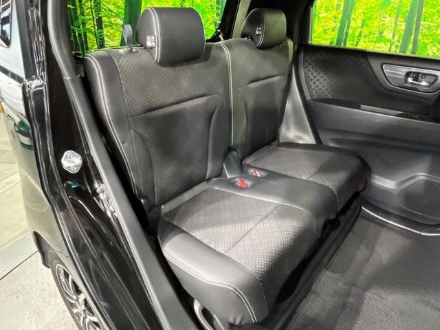 後部座席も気になるようなキズ・汚れやへたり等、大きなダメージはなく、良好な状態です。