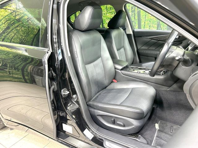 【ハーフレザーシート】高級感と座り心地を両立した人気のシート♪背面・座面のファブリック素材は、通気性の良さや滑りにくさに優れています。気温や服装に左右されず快適にお乗りいただけます。