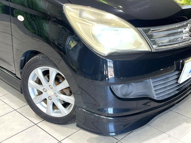 【HIDヘッドライト】非常に明るく前方を照らしてくれるので、悪天候や夜間の走行時も視界良好で安心してお乗りいただけます。