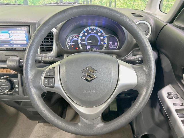 �C���e���A�ɍ��킹���f�U�C���̃X�e�A�����O�́A�^�]�������̂��Ƃ��l���A�^�]���₷���`��A�傫���ł��B�����x�A���ۂɐG���Ă��m���߂��������B