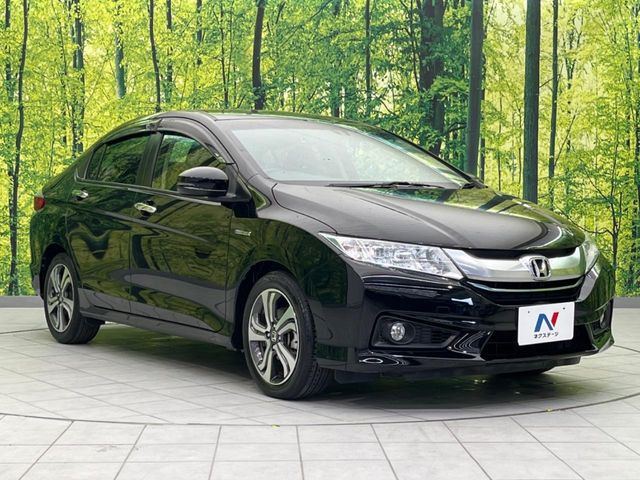 高透明度のガラス皮膜で撥水はもちろん、上質なツヤ・光沢を実現。紫外線や酸性雨から大切な愛車を保護し、色あせ・劣化を防止。「弾スプラッシュコート」、「弾プリミッサコート」からお選びいただけます。