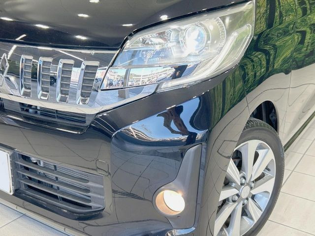 【HIDヘッドライト】非常に明るく前方を照らしてくれるので、悪天候や夜間の走行時も視界良好で安心してお乗りいただけます。