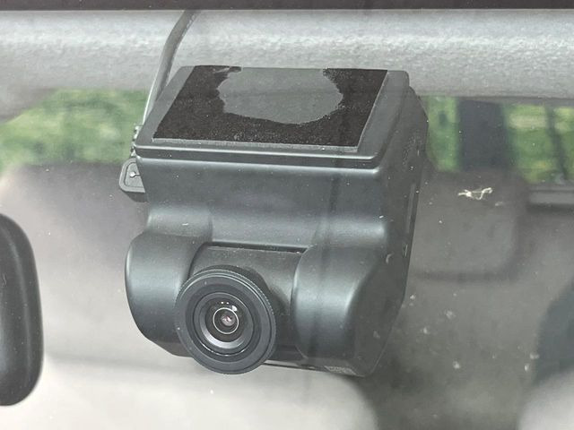 【ドライブレコーダー】安心・安全なカーライフに必須のドライブレコーダーを装備!走行中はもちろん、あおり運転や事故に遭遇した際の状況も映像で記録し、万一のリスクに備えます。