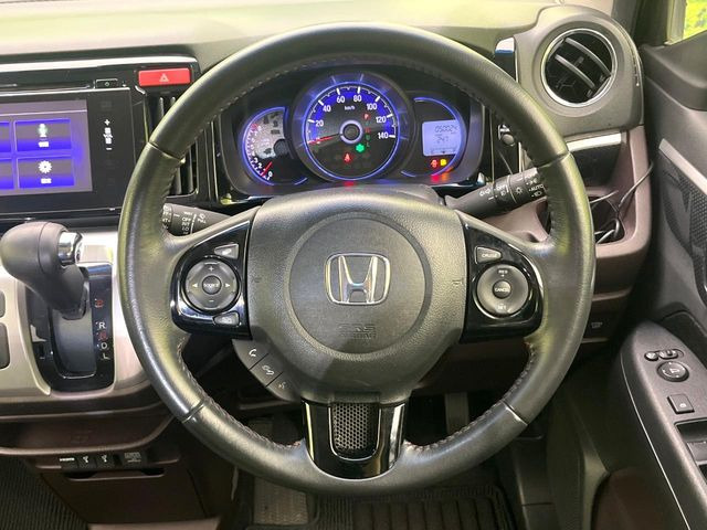 �C���e���A�ɍ��킹���f�U�C���̃X�e�A�����O�́A�^�]�������̂��Ƃ��l���A�^�]���₷���`��A�傫���ł��B�����x�A���ۂɐG���Ă��m���߂��������B