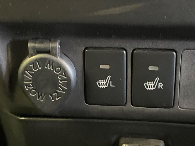 【シートヒーター】寒い日に重宝するシートヒーター!エアコンより早く温まってくれるので寒がりの人も安心ですね♪エアコンの温風は乾燥するから苦手、という方にもをおすすめです。