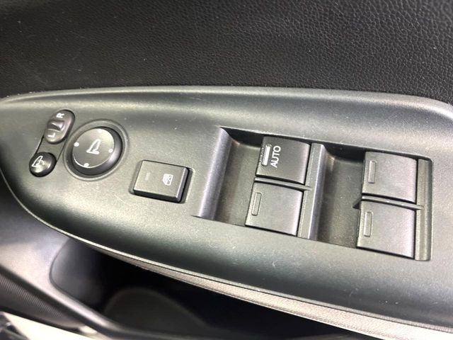 �y�d���i�[�~���[�z�T�C�h�~���[�͓d���i�[���ƂȂ��Ă���A�������ԏ�ł��L�Y�������X�N��}�����܂��B