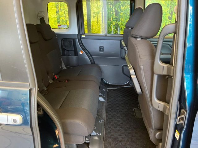 後部座席も気になるようなキズ・汚れやへたり等、大きなダメージはなく、良好な状態です。