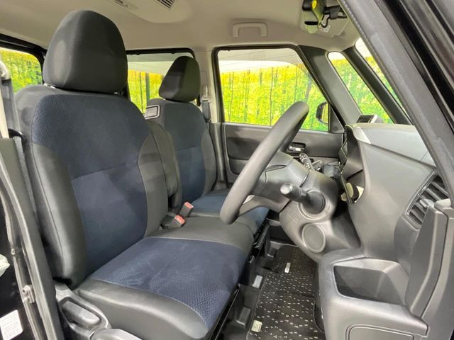 運転席シート廻りは使用感も少なく、良好な状態となっています。前オーナー様が丁寧に使っていたことがよくわかりますね。