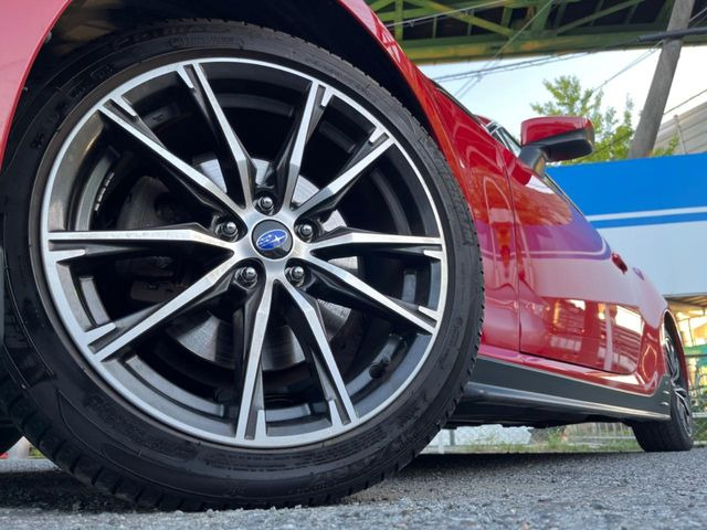 �y����17�C���`�A���~�z�C�[���z�O�ςɃ}�b�`���������A���~�z�C�[���𑕒����Ă���܂��B�e��ЊO�A���~�z�C�[����A�X�^�b�h���X�^�C�����戵�����Ă���܂��B���񂲑��k����������