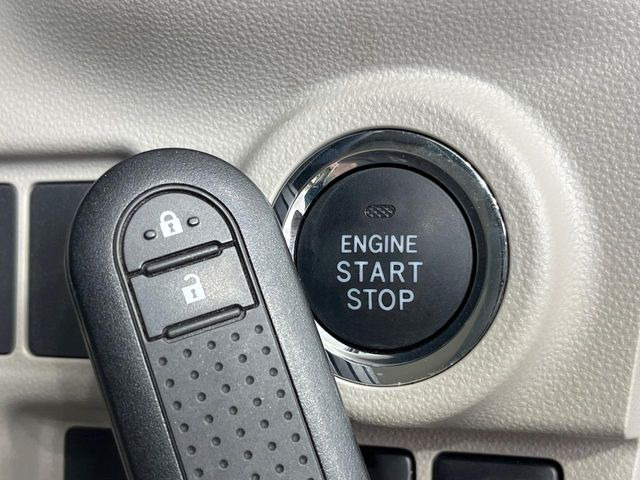 【キーフリーシステム】カバンやポケットに入れたままでもドアの施錠・解錠が可能なスマートキーを装備。エンジンのオン・オフ時もカギを取り出す必要が無いからとっても便利です♪