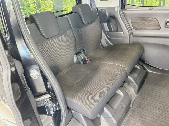 広々とした2列目シートは居住性が高く、居心地も快適!友達や家族とのお出かけにぴったりです。ベビーシートやチャイルドシート使用時も快適にお過ごしいただける十分な空間を確保しています。