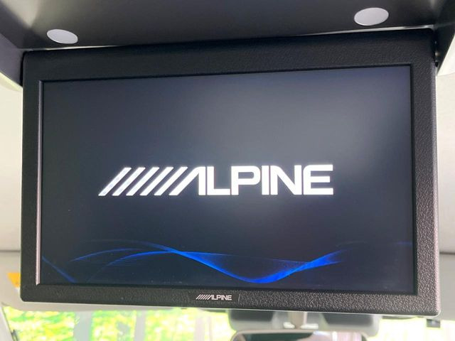 【後席モニター】家族や友人とお出かけする機会が多い方に大人気の後席モニターを装備!見やすい位置に画面がありテレビやDVDの視聴も快適!友達もお子様も、後席にしか乗らなくなるかも??