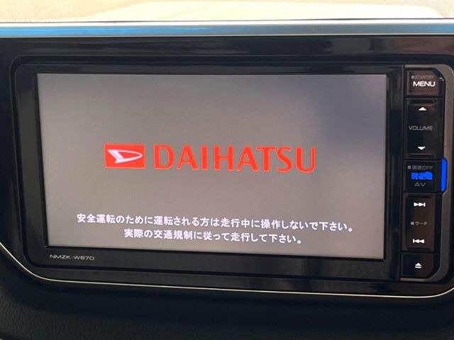 【純正ナビ】人気の純正ナビを装備。オーディオ機能も充実しており、Bluetooth接続すればお持ちのスマホやMP3プレイヤーの音楽を再生可能!毎日の運転がさらに楽しくなります!!