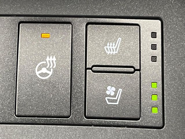 【ステアリングヒーター】冬場に冷たくなりやすい革巻きステアリングを、スイッチ一つで素早く適温に!エアコンよりも早く温まってくれるので、寒い日の運転も快適になりますね♪