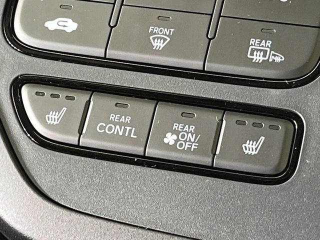 【シートヒーター】寒い日に重宝するシートヒーター!エアコンより早く温まってくれるので寒がりの人も安心ですね♪エアコンの温風は乾燥するから苦手、という方にもをおすすめです。