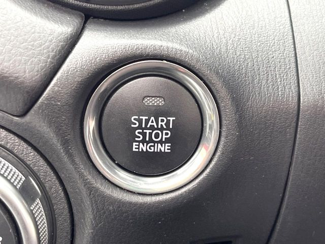 【アドバンストキー】カバンやポケットに入れたままでもドアの施錠・解錠が可能なスマートキーを装備。エンジンのオン・オフ時もカギを取り出す必要が無いからとっても便利です♪