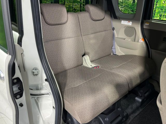 後部座席も気になるようなキズ・汚れやへたり等、大きなダメージはなく、良好な状態です。